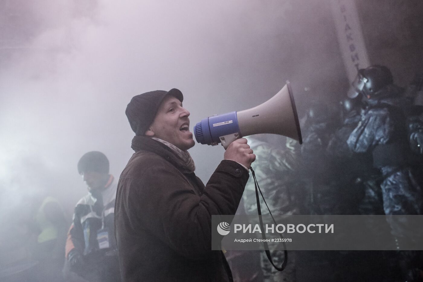 Внутренние войска начали штурм лагеря митингующих на Майдане