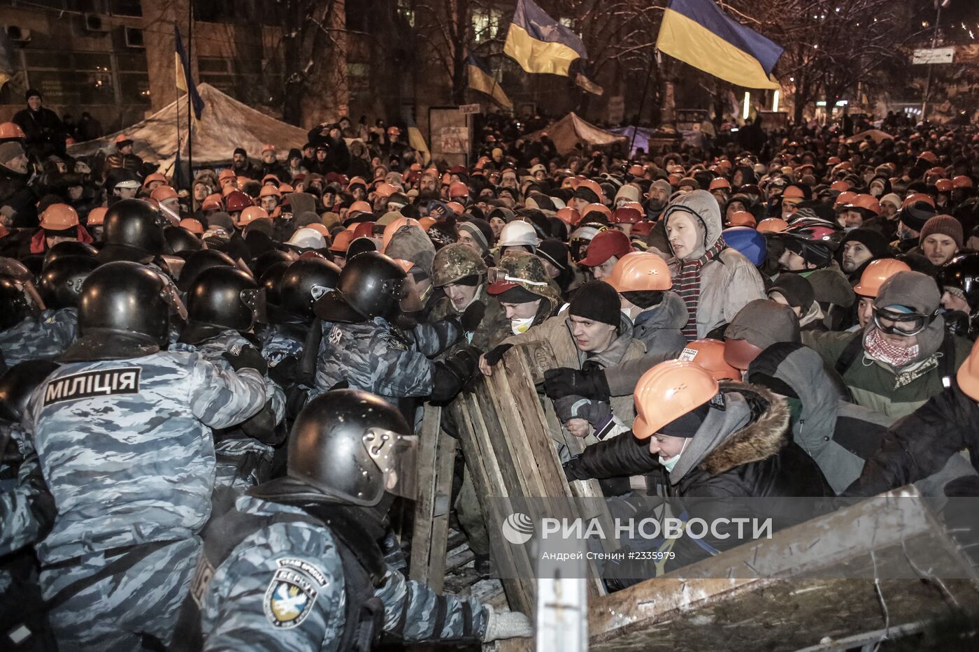 Внутренние войска начали штурм лагеря митингующих на Майдане