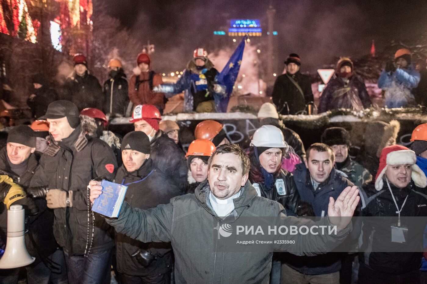 Внутренние войска начали штурм лагеря митингующих на Майдане