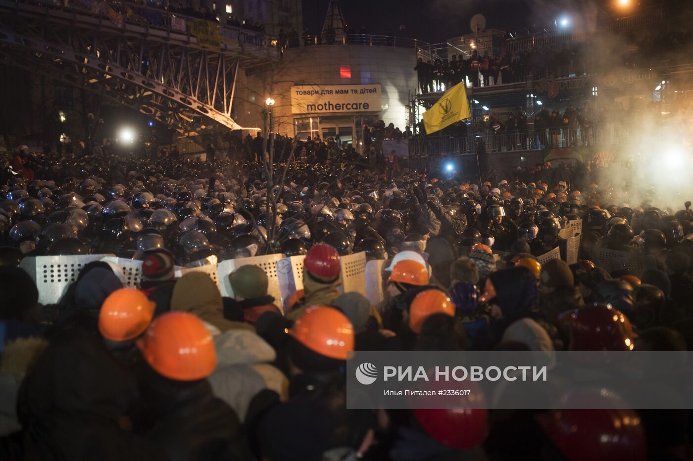 Внутренние войска начали штурм лагеря митингующих на Майдане