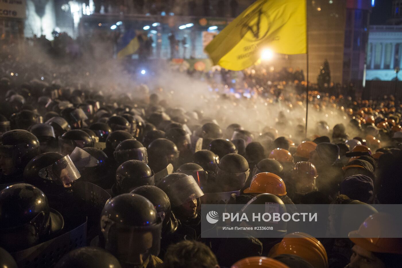 Внутренние войска начали штурм лагеря митингующих на Майдане