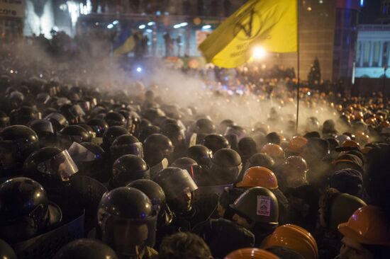 Внутренние войска начали штурм лагеря митингующих на Майдане