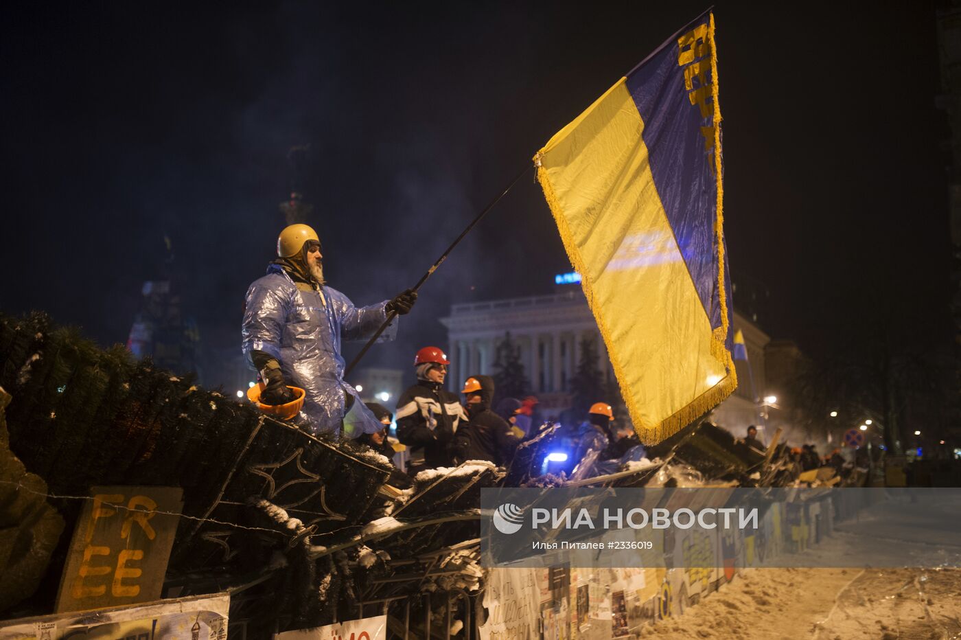 Внутренние войска начали штурм лагеря митингующих на Майдане