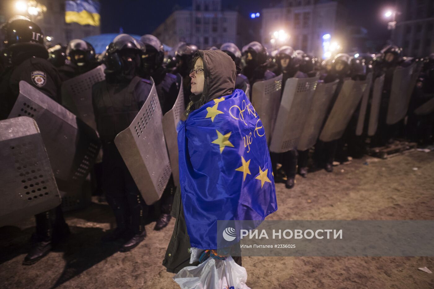 Внутренние войска начали штурм лагеря митингующих на Майдане