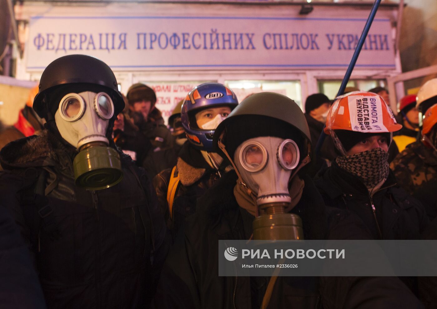 Внутренние войска начали штурм лагеря митингующих на Майдане