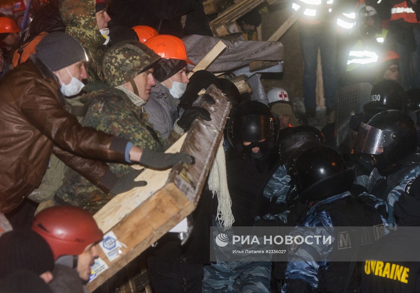 Внутренние войска начали штурм лагеря митингующих на Майдане