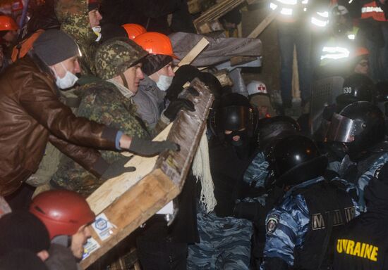 Внутренние войска начали штурм лагеря митингующих на Майдане