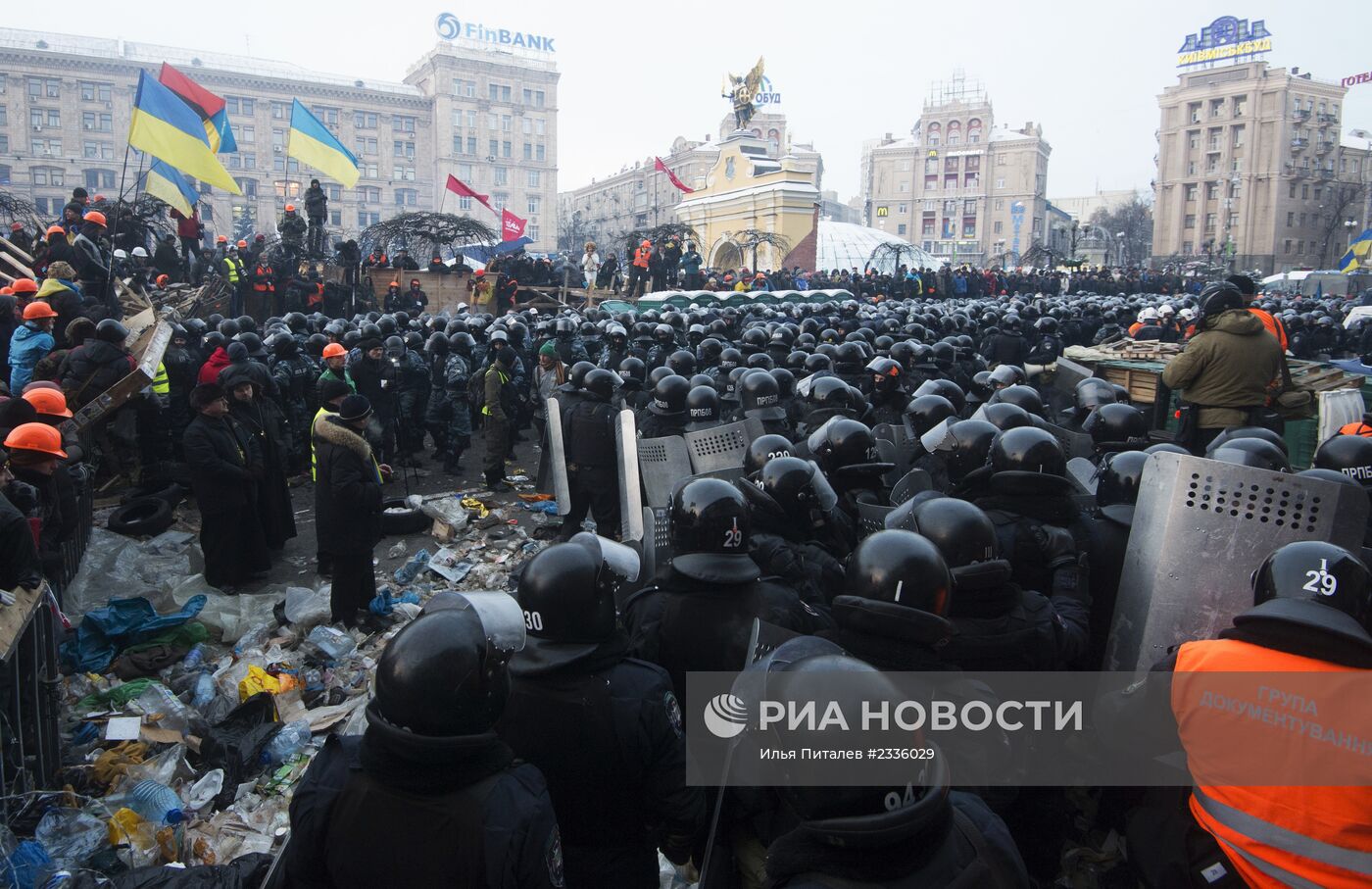 Внутренние войска начали штурм лагеря митингующих на Майдане