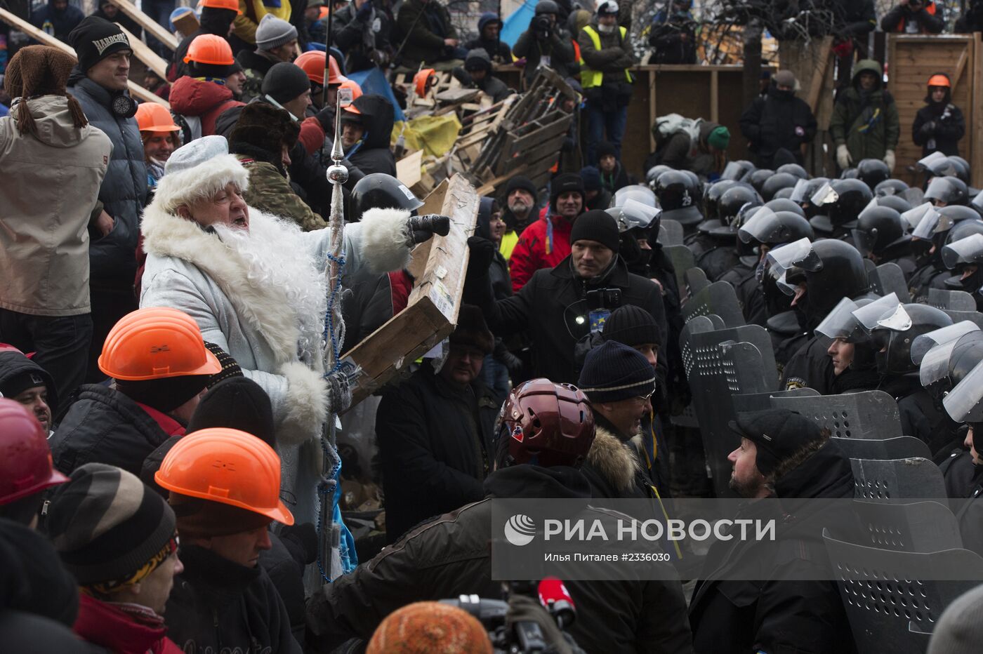 Внутренние войска начали штурм лагеря митингующих на Майдане