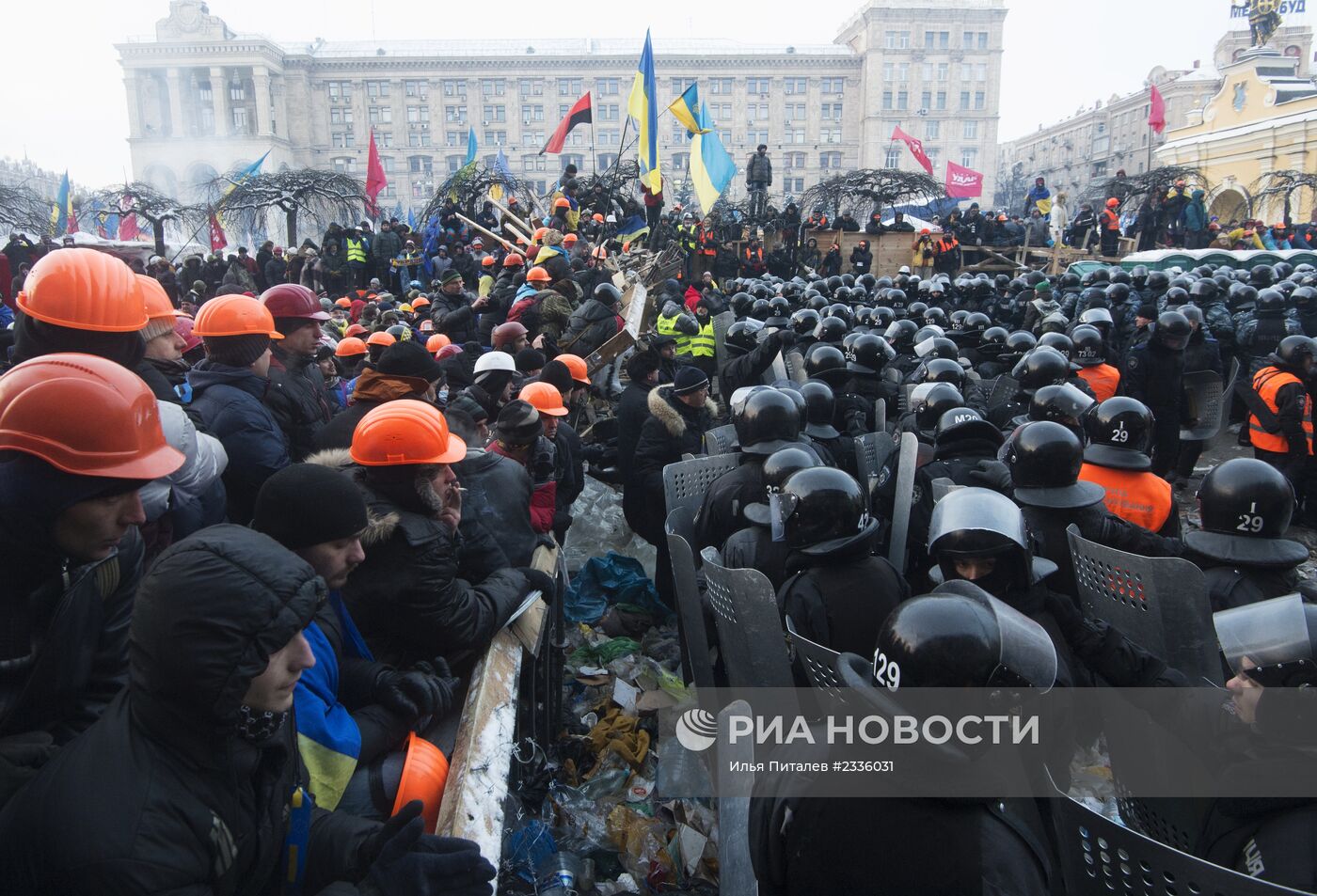 Внутренние войска начали штурм лагеря митингующих на Майдане