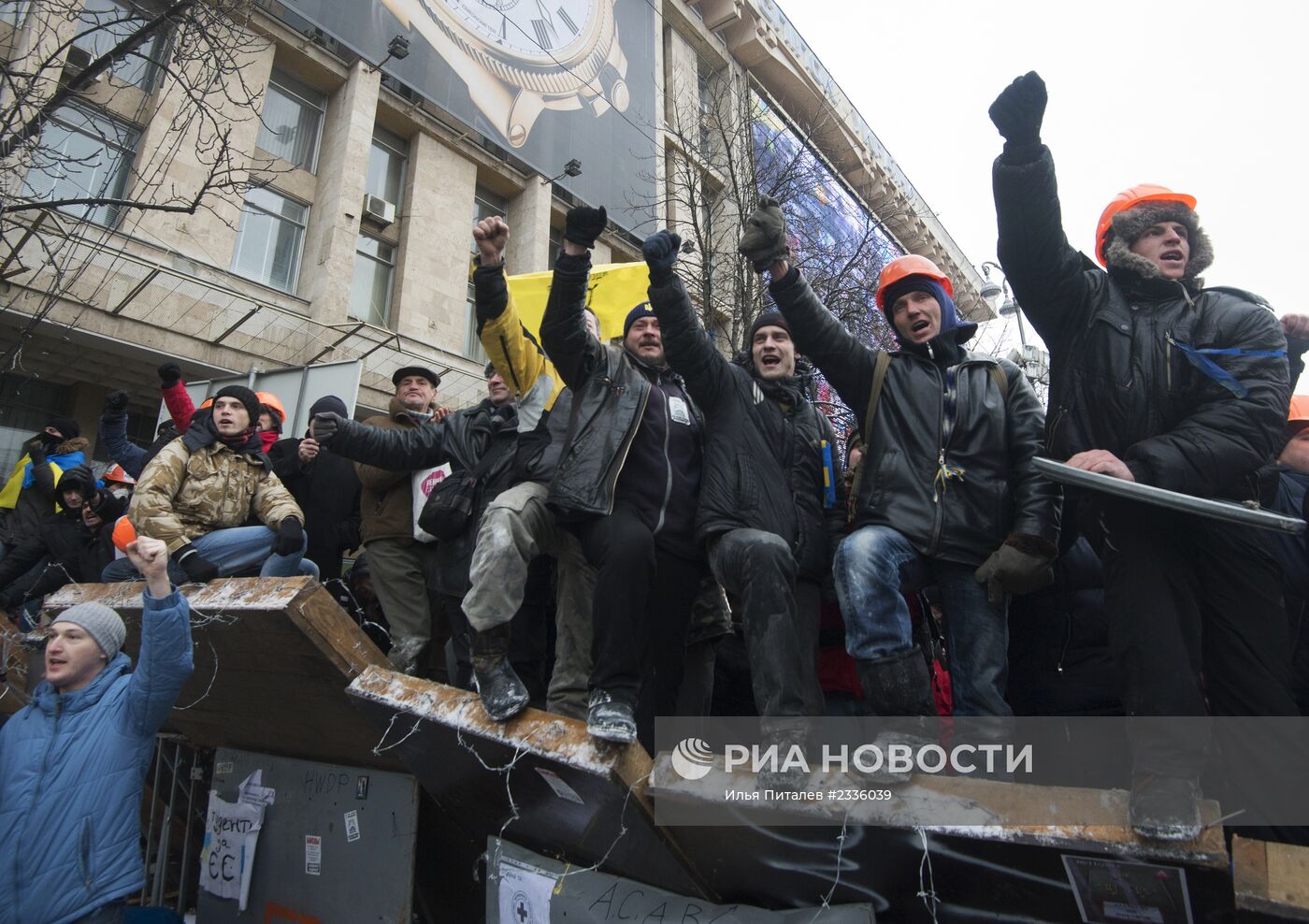 Внутренние войска начали штурм лагеря митингующих на Майдане