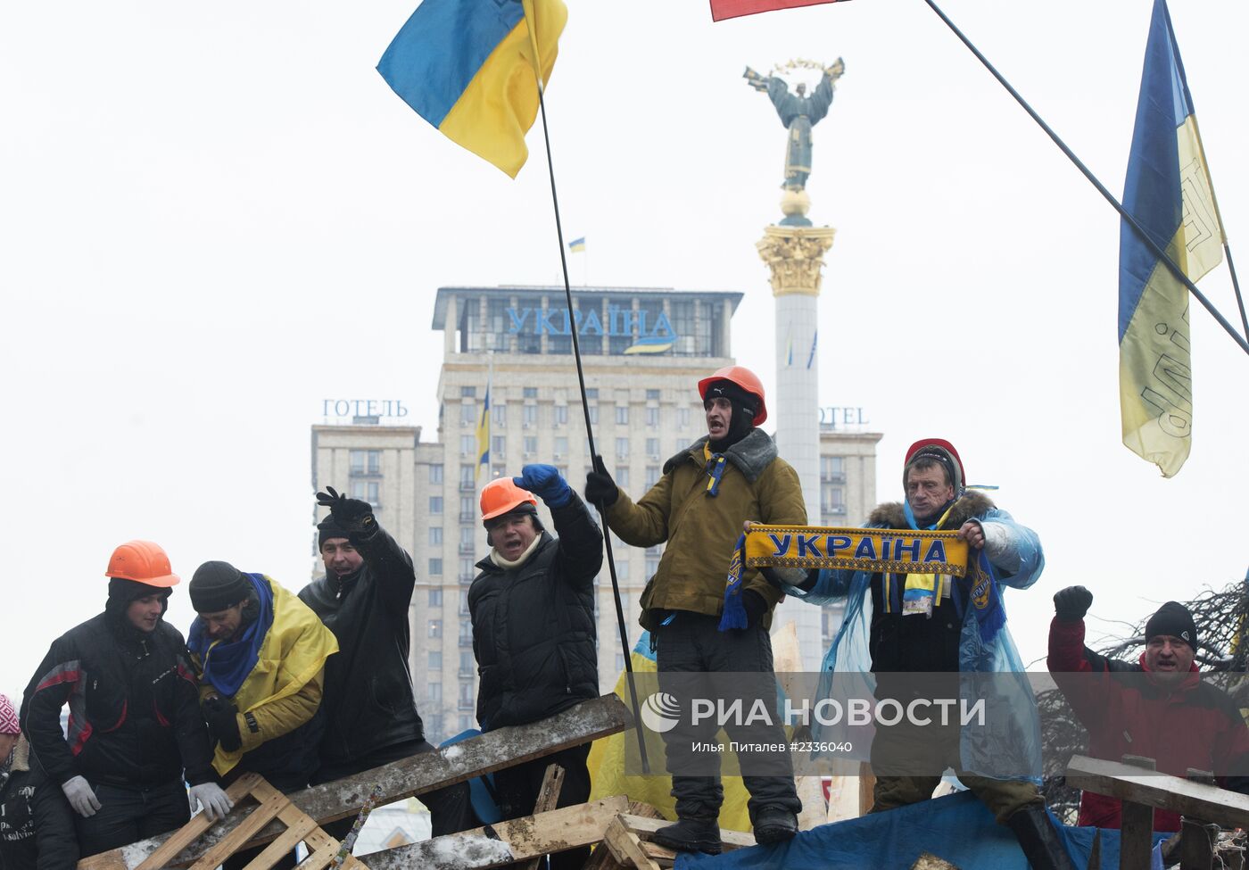 Внутренние войска начали штурм лагеря митингующих на Майдане