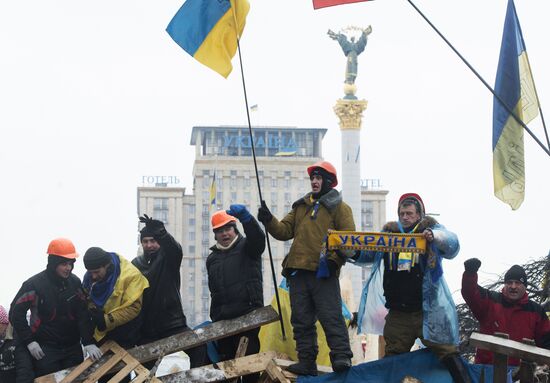 Внутренние войска начали штурм лагеря митингующих на Майдане