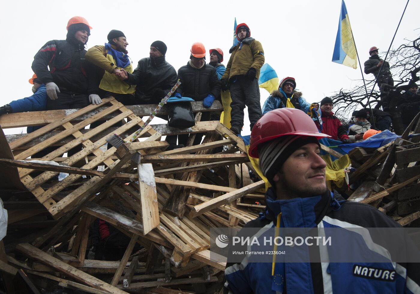 Внутренние войска начали штурм лагеря митингующих на Майдане