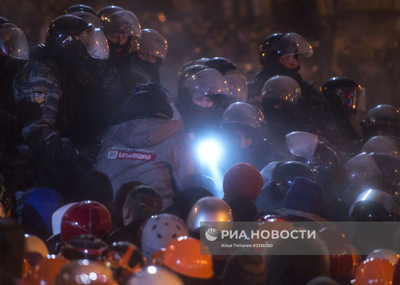 Внутренние войска начали штурм лагеря митингующих на Майдане