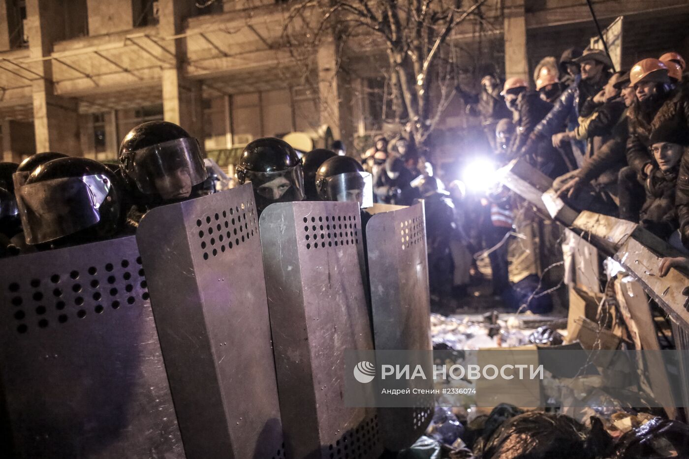 Внутренние войска начали штурм лагеря митингующих на Майдане