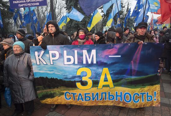 Сторонники "Партии Регионов" продолжают бессрочную акцию в Мариинском парке в Киеве