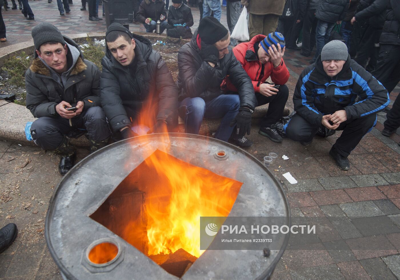 Сторонники "Партии Регионов" продолжают бессрочную акцию в Мариинском парке в Киеве