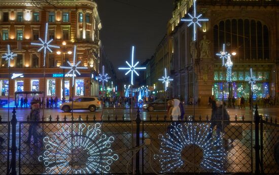 Праздничное убранство к Новому году в центре Санкт-Петербурга