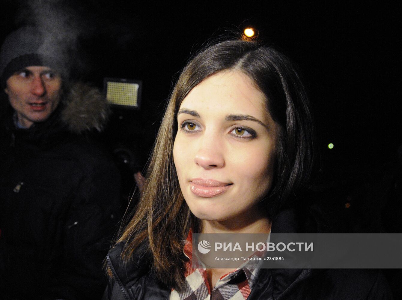 Участница группы Pussy Riot Надежда Толоконникова освобождена по амнистии