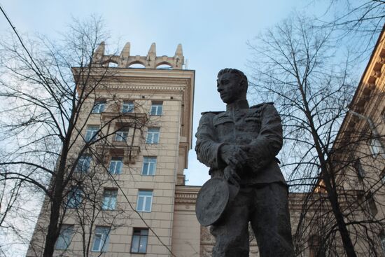 Памятник подводнику Александру Маринеско открыли в Санкт-Петербурге