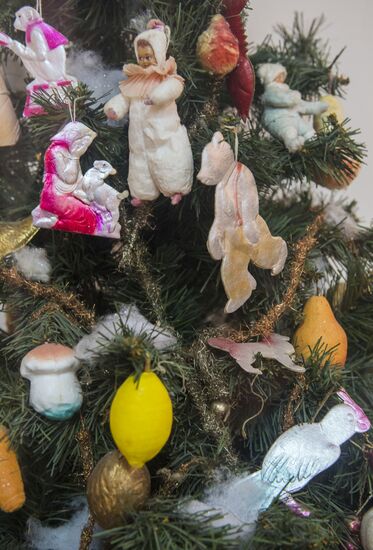 Производство елочных украшений на фабрике "Иней"