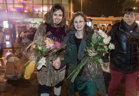 Освобожденная вокалистка Pussy Riot Мария Алехина приехала в Москву