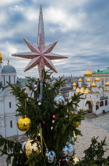 Украшение главной новогодней ели страны на Соборной площади Кремля