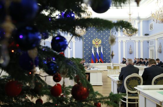 Д.Медведев провел завершающее в 2013 году заседание правительства