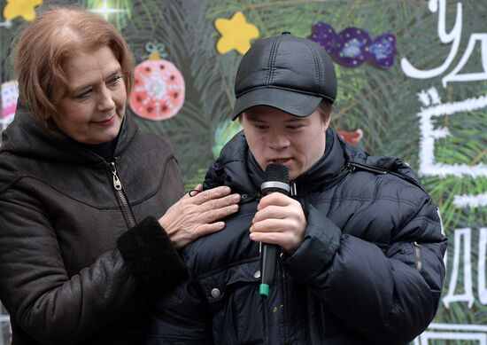 Акция "Удивительные елки удивительным детям"