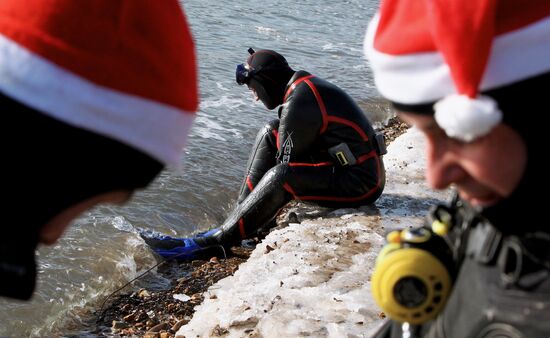 Владивостокские дайверы отметили Новый год под водой
