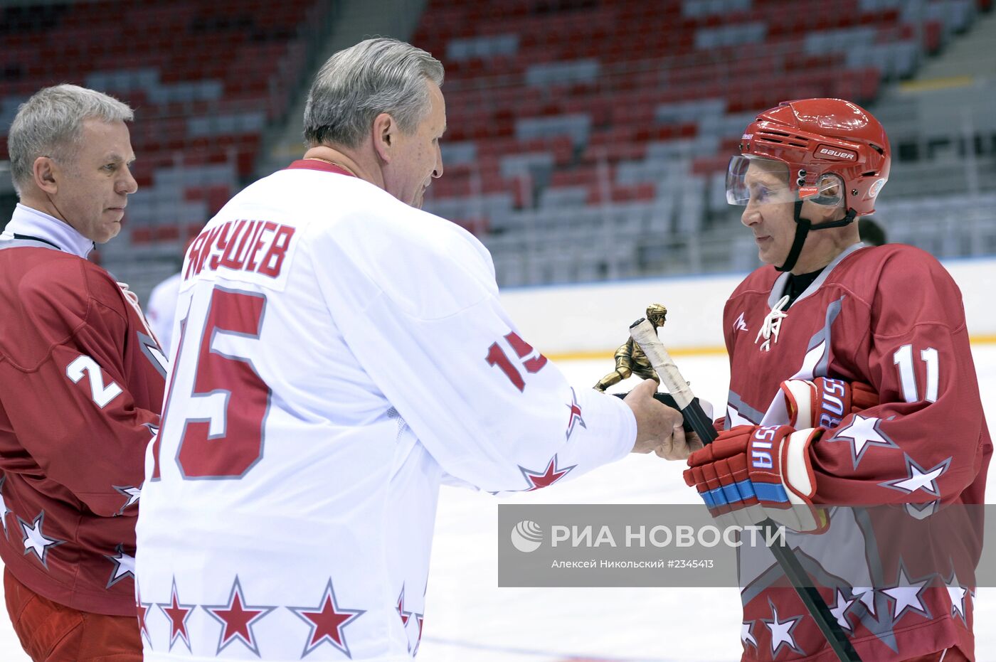 В.Путин принял участие в товарищеском хоккейном матче