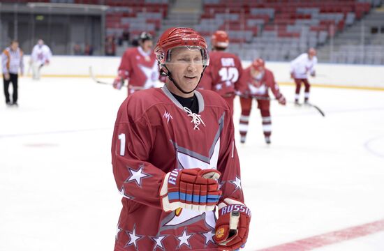 В.Путин принял участие в товарищеском хоккейном матче