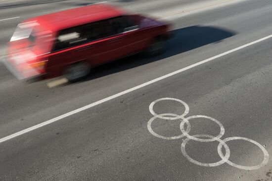 Разметка на выделенных полосах для олимпийского транспорта в Сочи