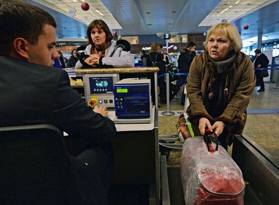 Проверка пассажиров и багажа в аэропорту Шереметьево