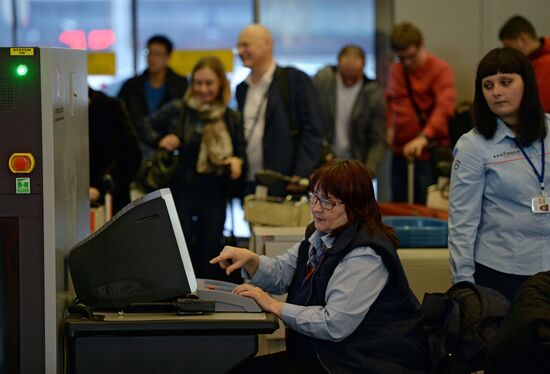 Проверка пассажиров и багажа в аэропорту Шереметьево