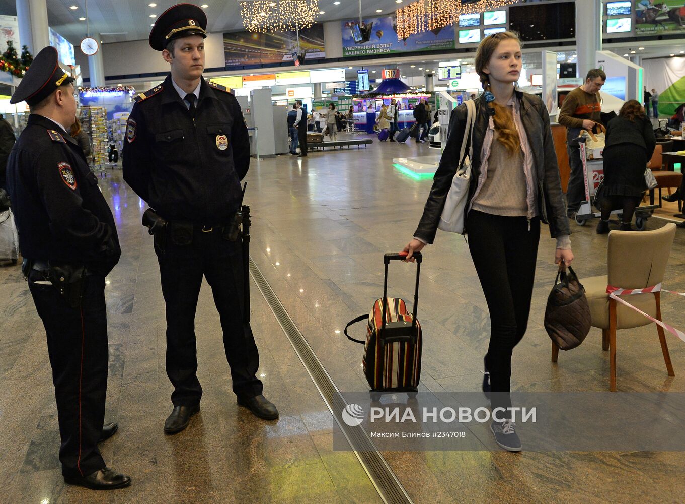 Проверка пассажиров и багажа в аэропорту Шереметьево