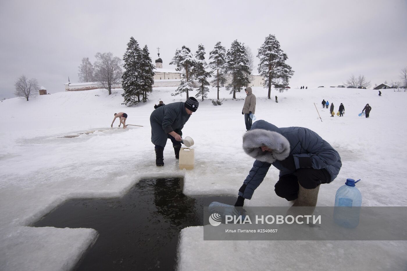 Православные верующие отмечают Крещение Господне