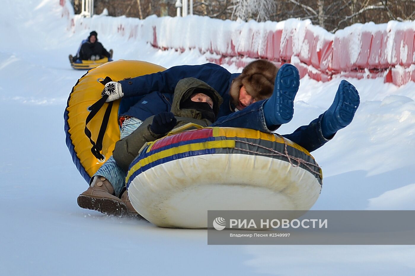 Катание горожан на ледяных горках в Москве