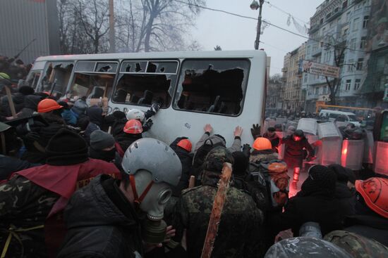 Противостояние между оппозицией и правоохранительными органами в Киеве