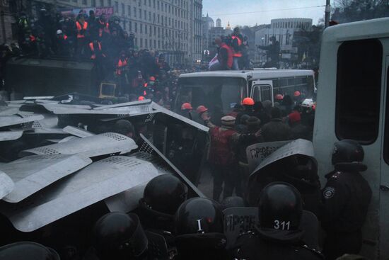 Противостояние между оппозицией и правоохранительными органами в Киеве