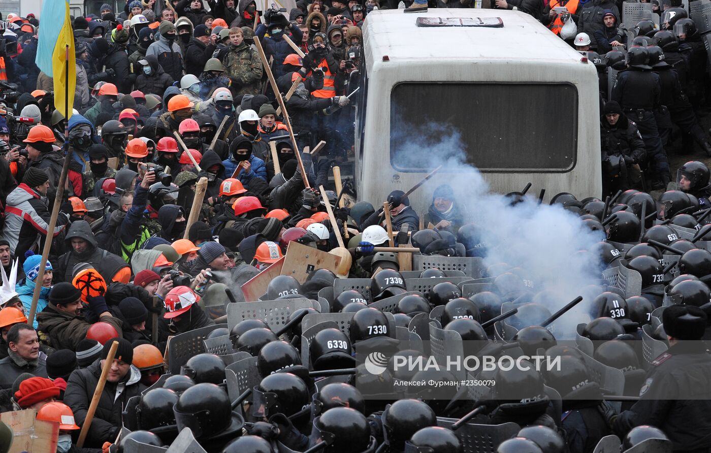 Противостояние между оппозицией и правоохранительными органами в Киеве