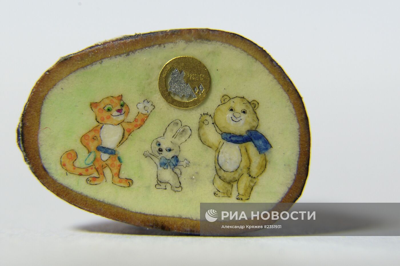 Новосибирский мастер изготовил олимпийскую медаль диаметром 2 миллиметра