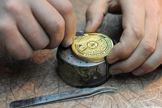 В Златоусте изготовили сувенирные олимпийские медали с фрагментами метеорита