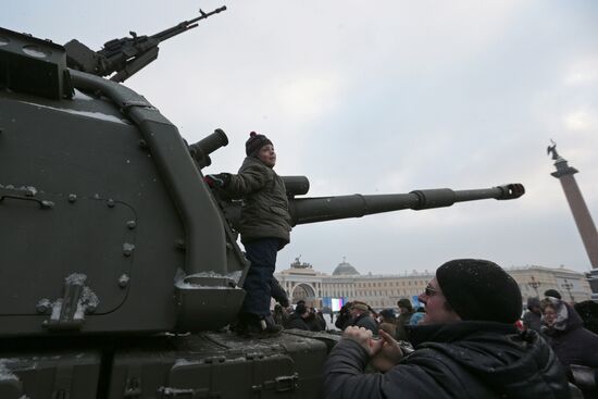 Выставка военной техники на Дворцовой площади