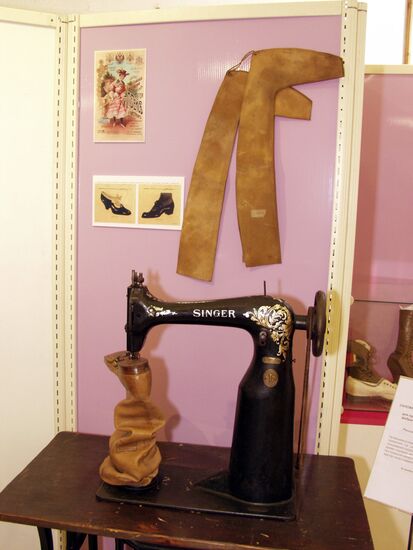 Экспонаты выставки "Техника и мода" в Политехническом музее в Москве