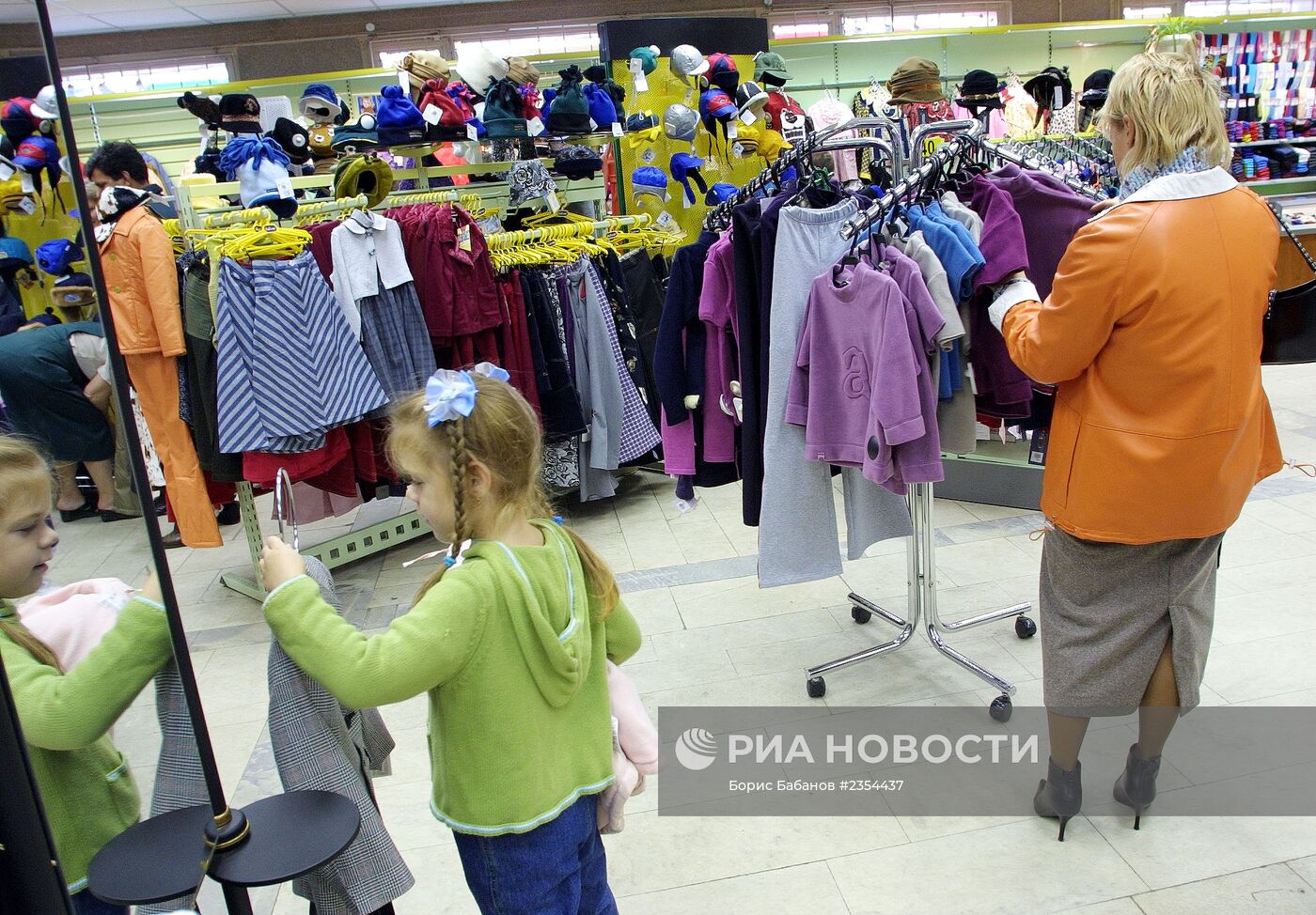 Продажа детской одежды в магазине "Детский мир" в Москве