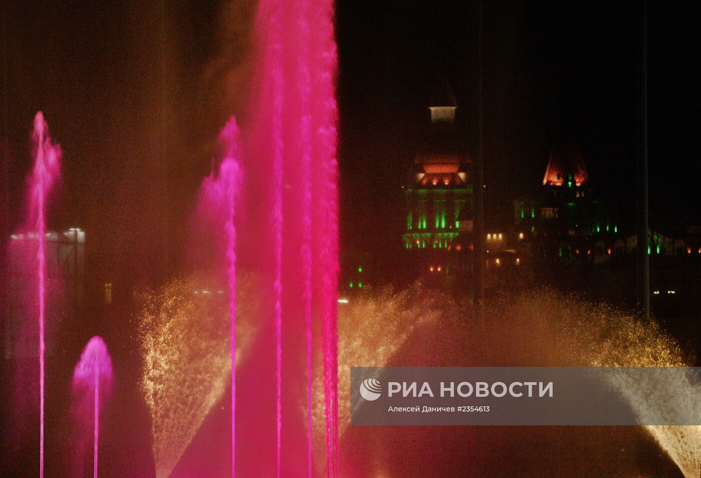 Тестирование работы чаши Олимпийского огня и фонтанов в Олимпийском парке