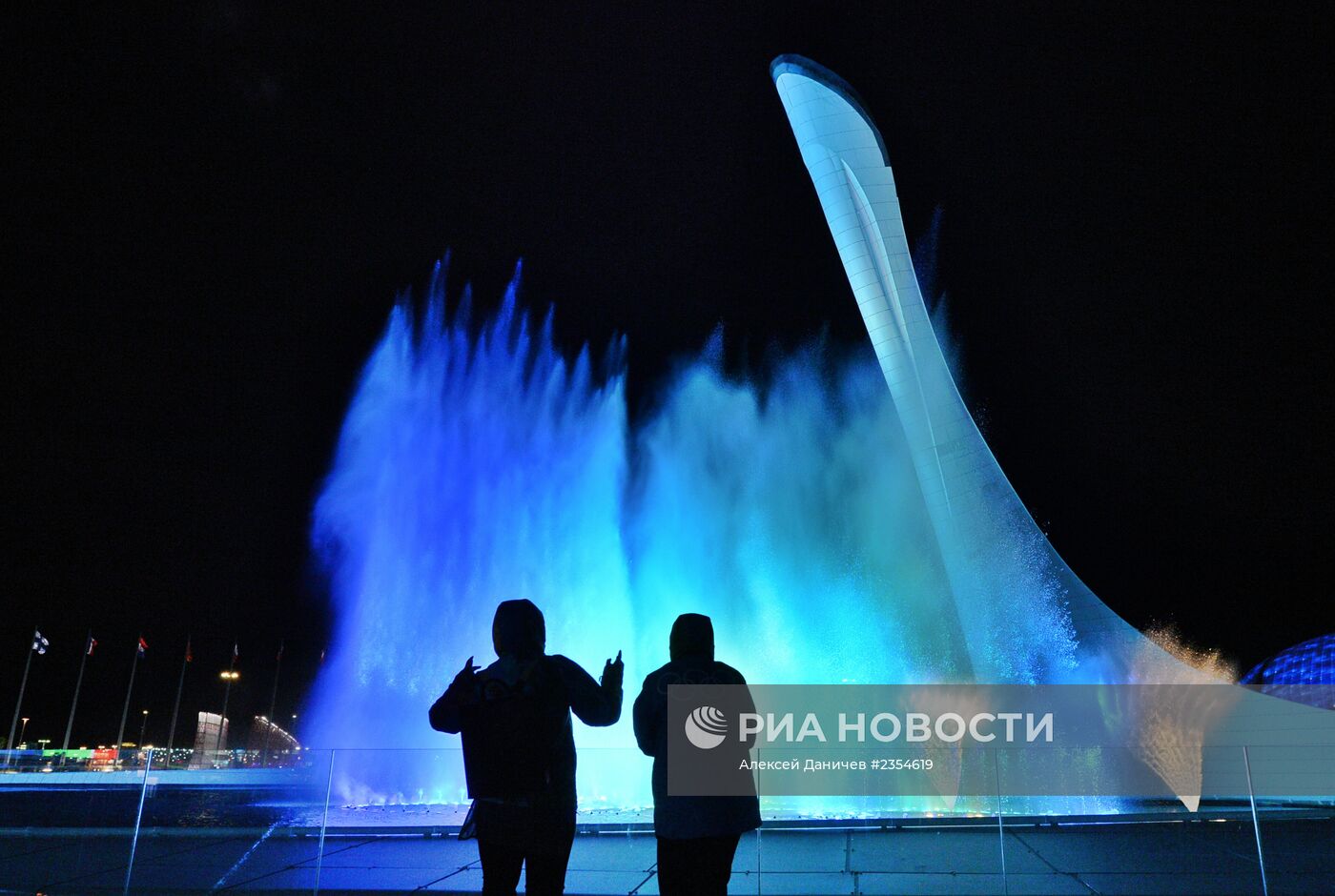 Тестирование работы чаши Олимпийского огня и фонтанов в Олимпийском парке