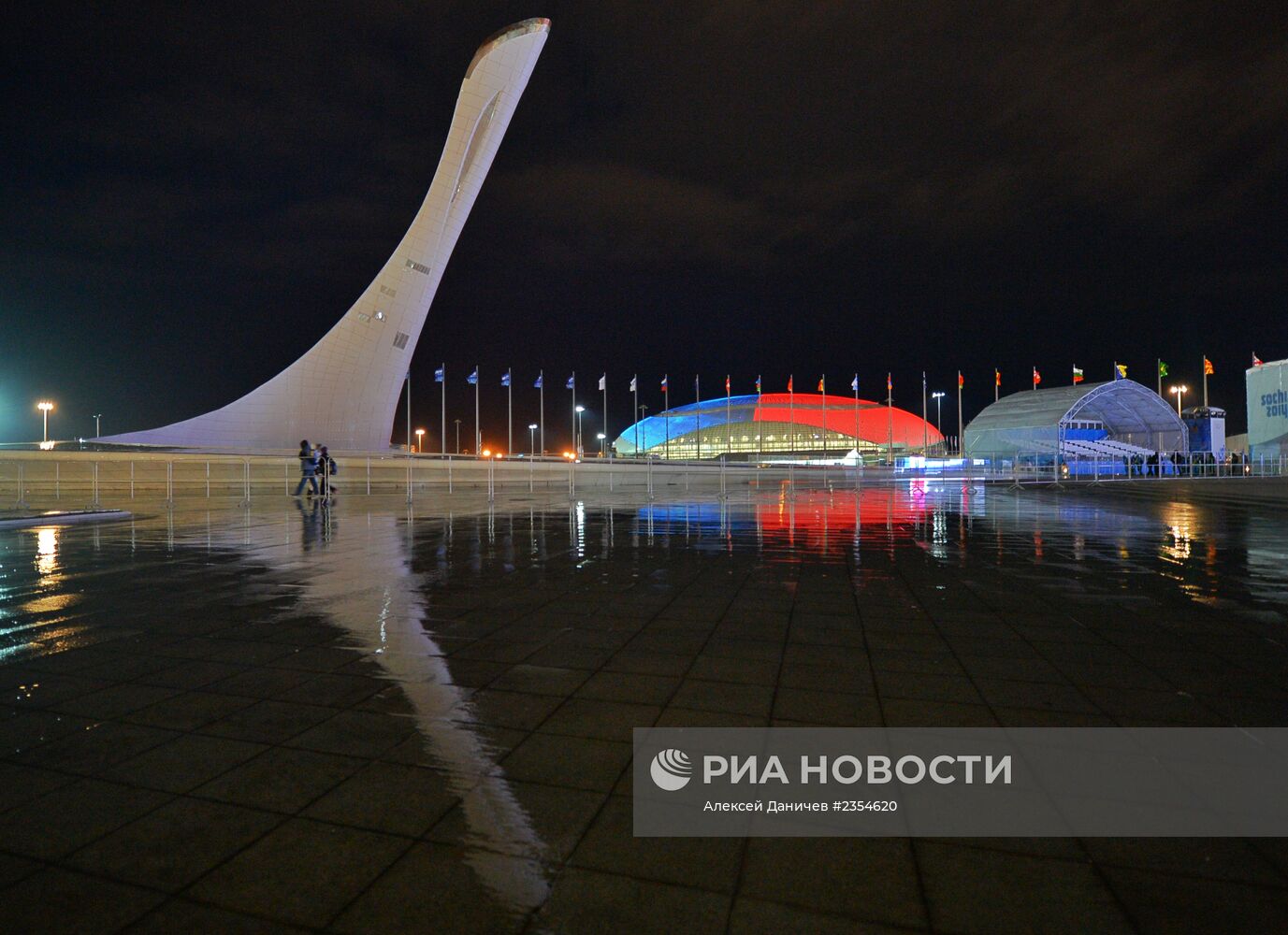 Тестирование работы чаши Олимпийского огня и фонтанов в Олимпийском парке